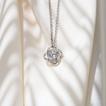 Love Knot Forever – Elegante Halskette für jeden Anlass